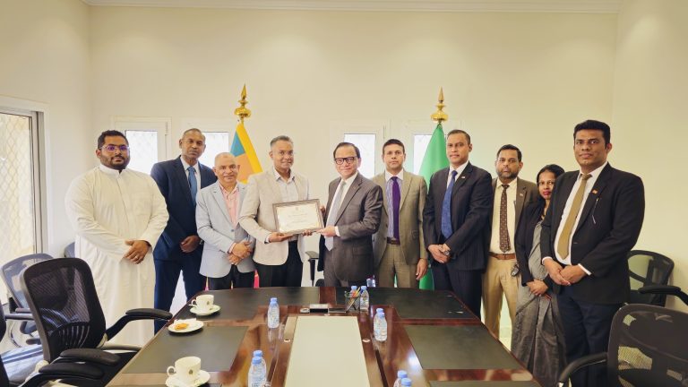 Sri Lanka Embassy in Riyadh Felicitates a long-served migrant worker in Saudi Arabia